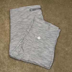striped  gray Lulu Lemon crop leggings (5)
